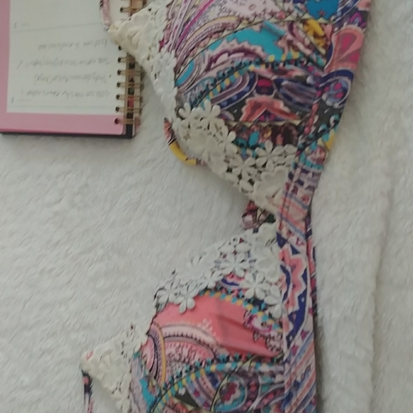 Bikini top a tad bit of water stains - Picture 1 of 3